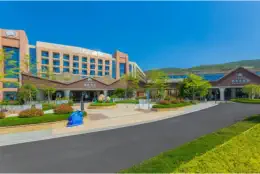 Dinosaur-Valley-Hot-Spring-Hotel